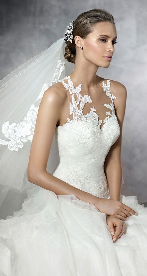 Coiffures de mariage pour cheveux mi-longs avec un voile