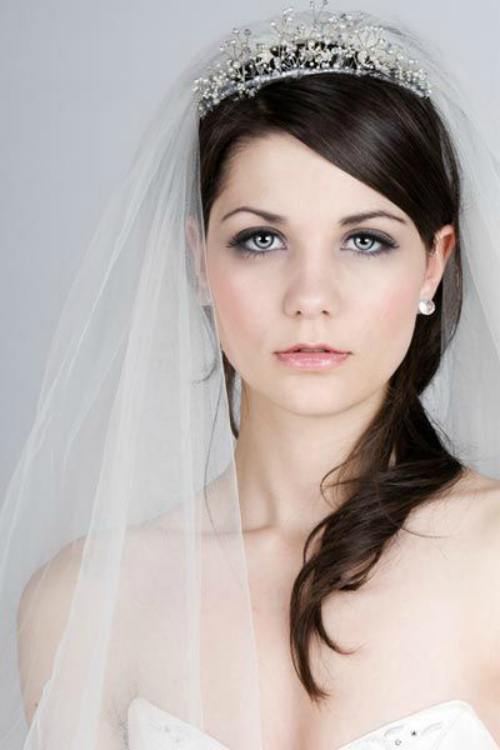 Coiffures de mariage pour cheveux mi-longs avec un voile