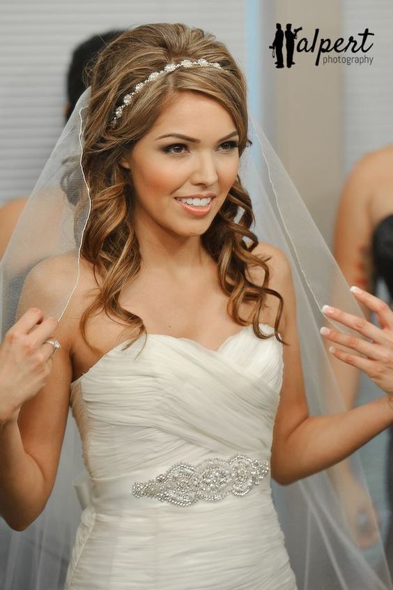 Coiffures de mariage avec des boucles lâches pour les cheveux mi-longs avec un voile