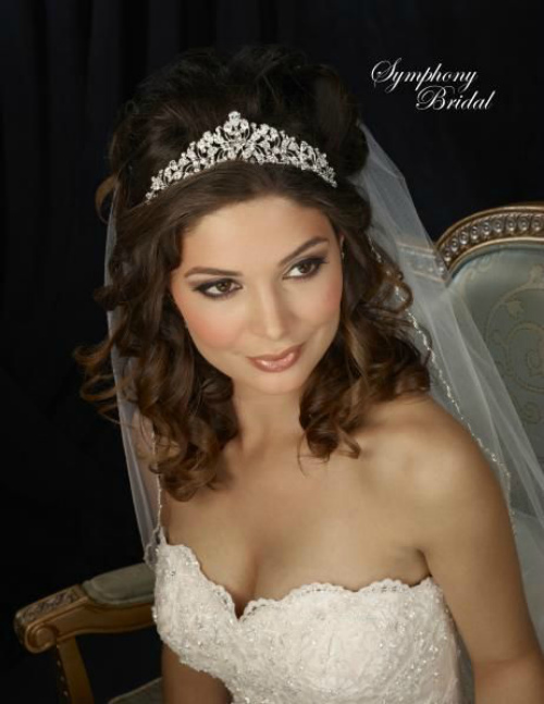 Coiffures de mariage avec des boucles lâches pour les cheveux mi-longs avec un voile