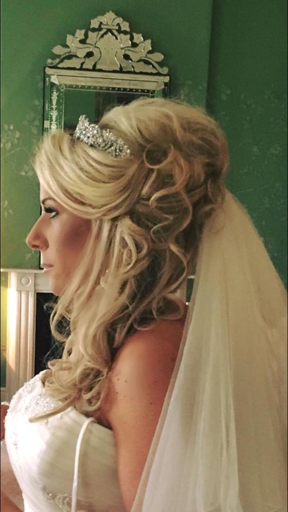 Coiffures de mariage pour cheveux mi-longs avec un voile