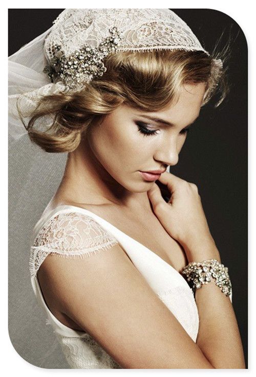 Coiffures de mariage avec boucles assorties pour cheveux mi-longs avec voile