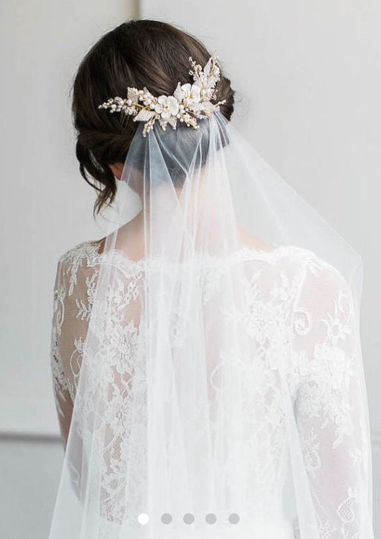 Coiffures de mariage avec boucles assorties pour cheveux mi-longs avec voile