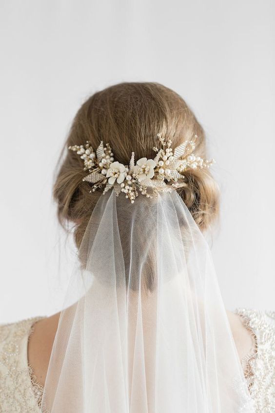 Coiffures de mariage avec boucles assorties pour cheveux mi-longs avec voile