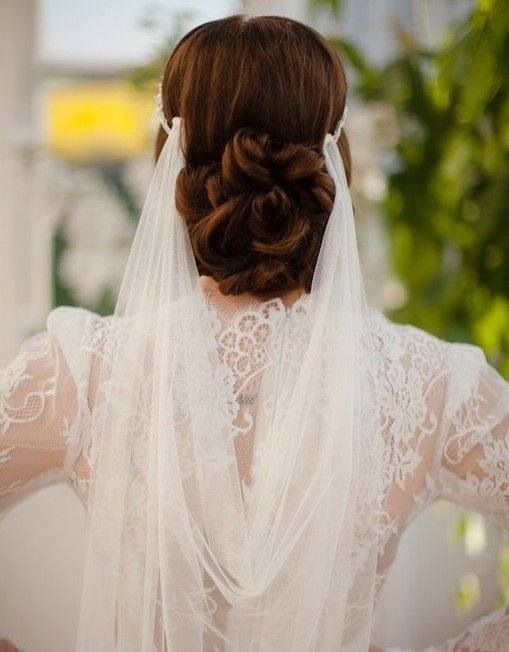 Coiffures de mariage avec boucles assorties pour cheveux mi-longs avec voile