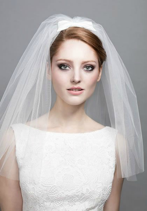 Coiffures de mariage pour cheveux mi-longs avec un voile pour les filles au visage rond