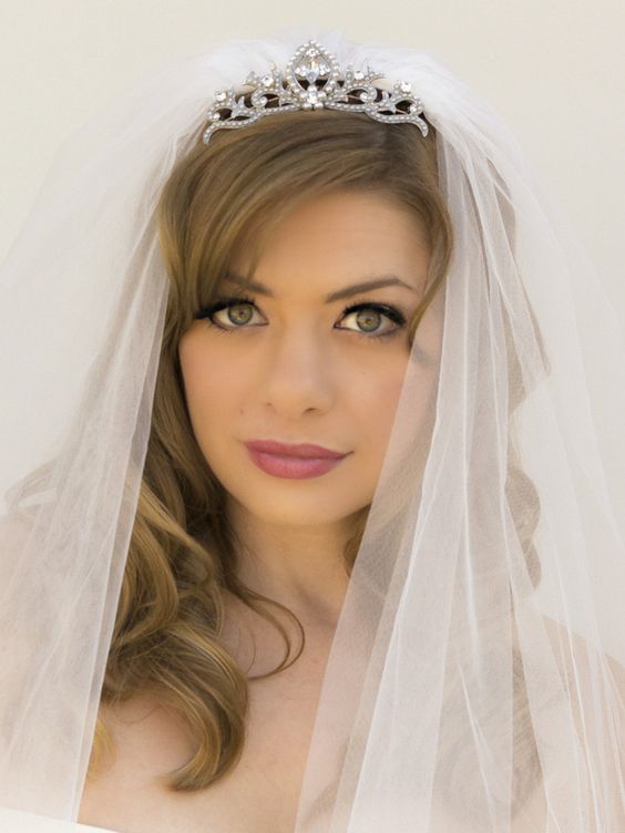 Coiffures de mariage pour cheveux mi-longs avec un voile pour les filles au visage carré