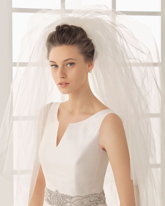 Coiffures de mariage pour cheveux mi-longs avec un voile pour les filles au visage ovale