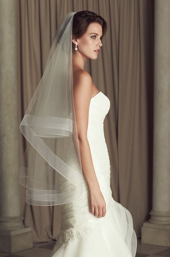 Coiffures de mariage pour cheveux mi-longs avec un voile pour les filles avec une forme de visage triangulaire