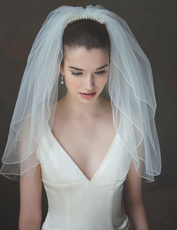 Coiffures de mariage pour cheveux mi-longs avec un voile luxuriant