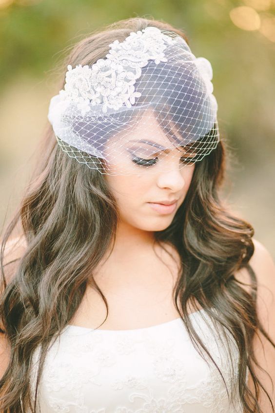 Coiffures de mariage pour cheveux mi-longs avec un voile au lieu d'un voile