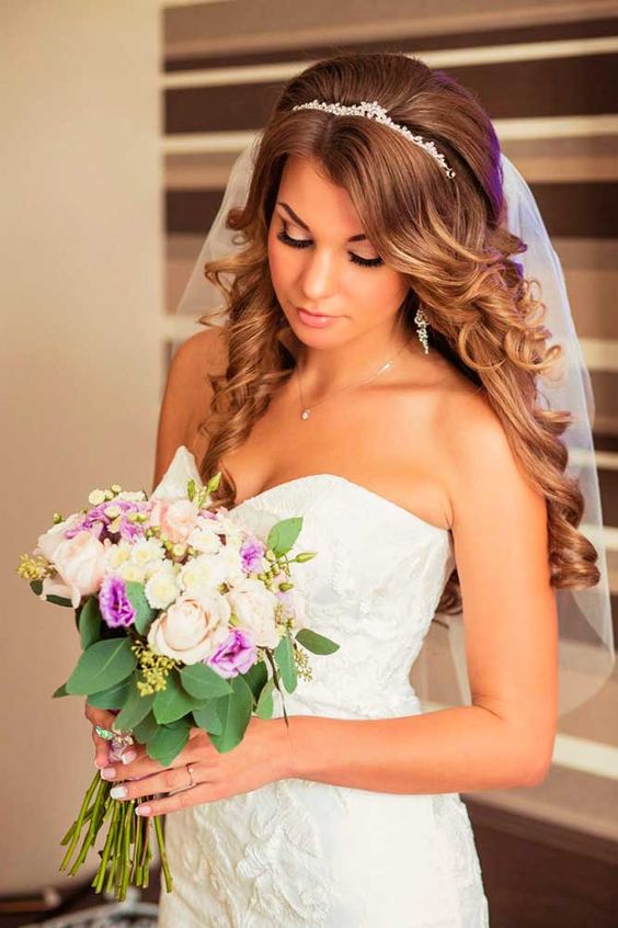 Coiffures de mariage avec un diadème pour cheveux longs