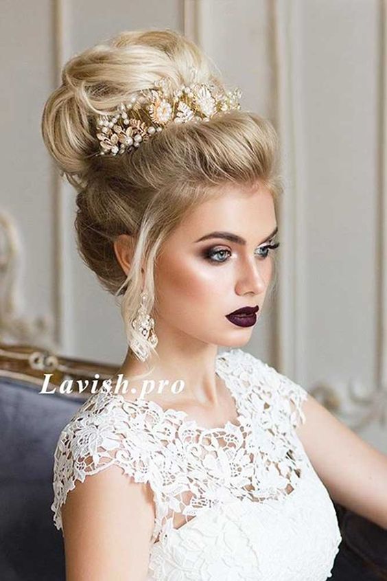 Coiffures de mariage avec un diadème pour cheveux longs