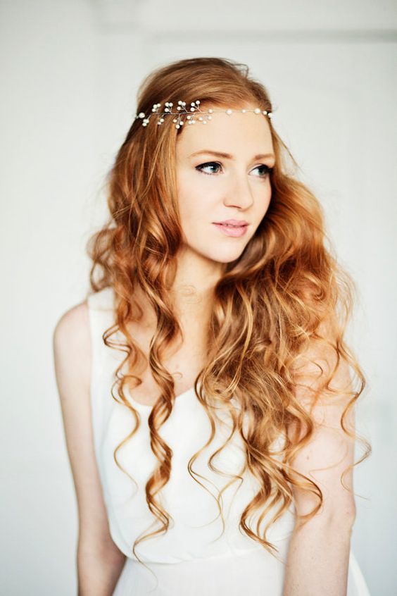 Coiffures de mariage avec un diadème pour cheveux longs