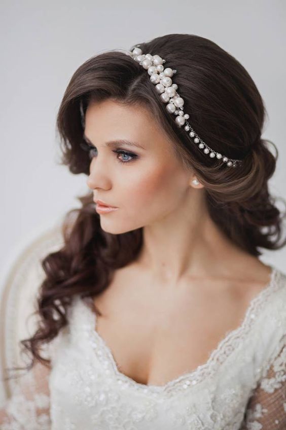 Coiffures de mariage avec un diadème pour cheveux mi-longs