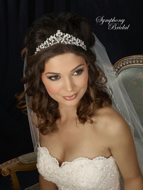 Coiffures de mariage avec un diadème pour cheveux mi-longs