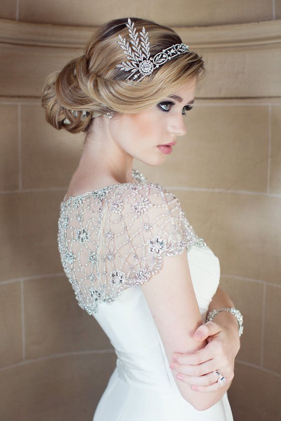 Coiffures de mariage avec un diadème pour cheveux mi-longs
