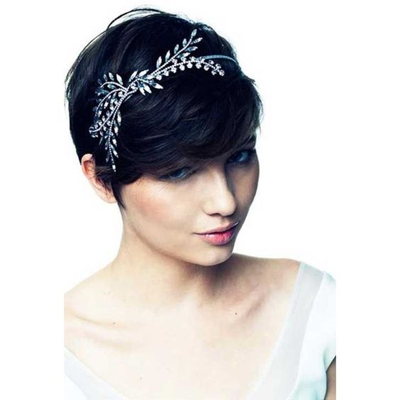 Coiffures de mariage avec un diadème pour cheveux courts