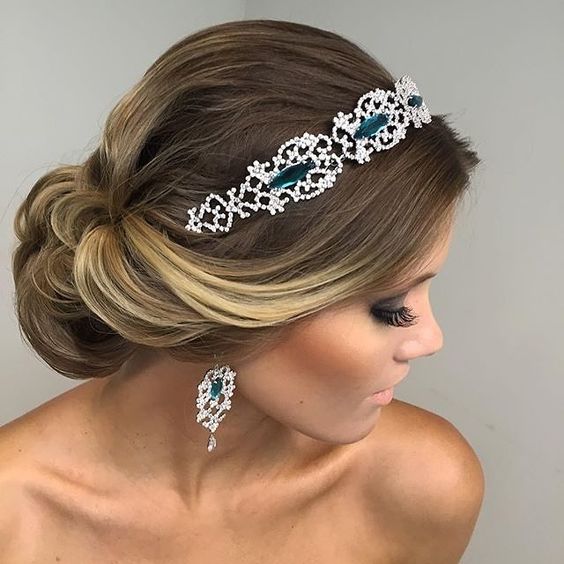 Coiffures de mariage avec un diadème sur la tête