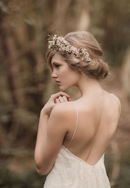 Coiffure grecque avec bandeau pour la mariée