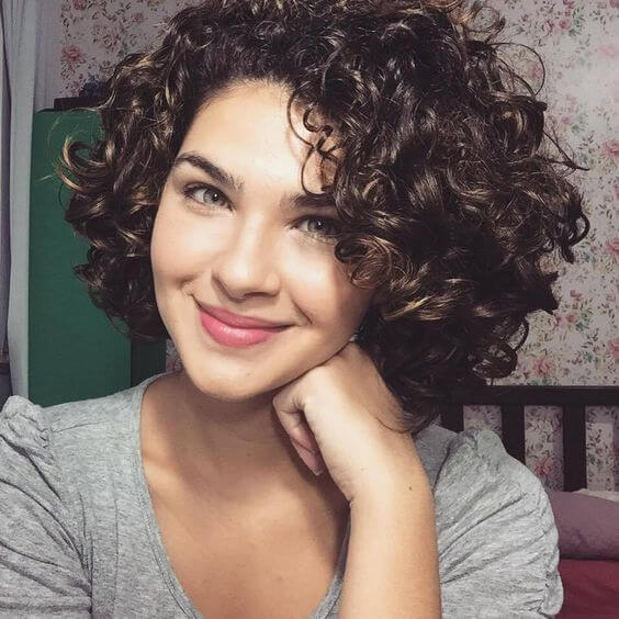 coiffage pour cheveux courts ondulés et bouclés