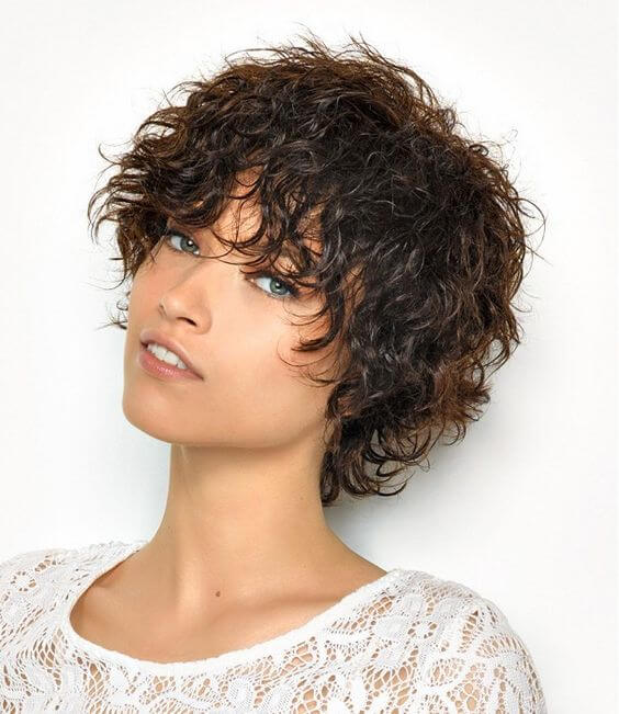 coiffage pour cheveux courts ondulés et bouclés