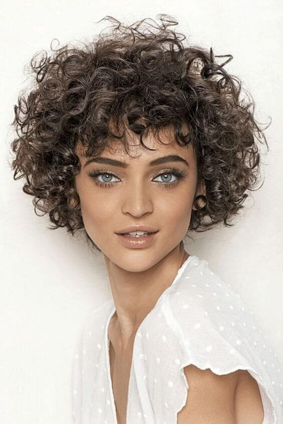 coiffage pour cheveux courts ondulés et bouclés