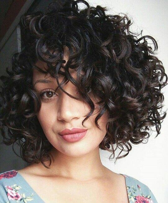 coiffage pour cheveux courts ondulés et bouclés