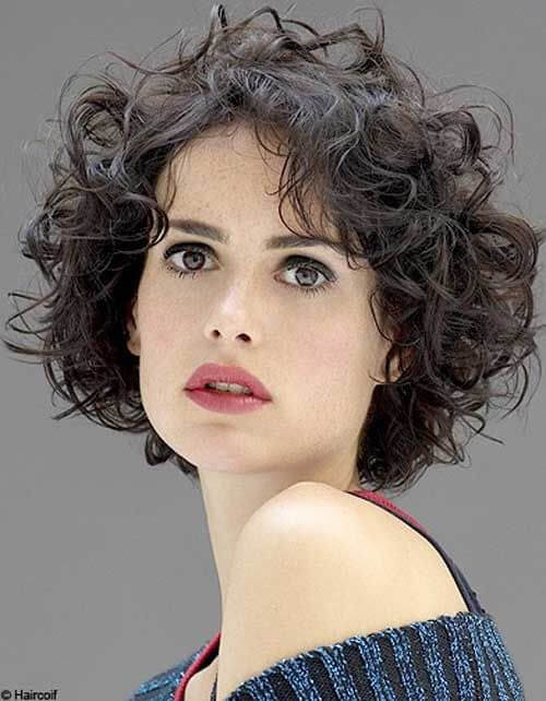 coiffage pour cheveux courts ondulés et bouclés