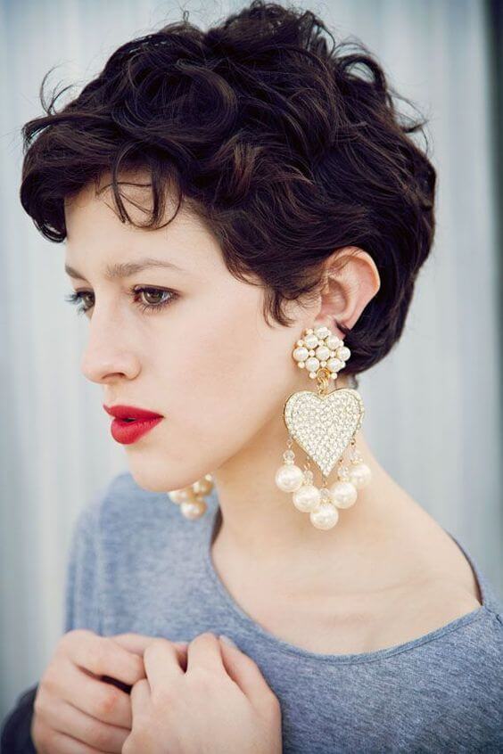 coiffage pour cheveux courts ondulés et bouclés