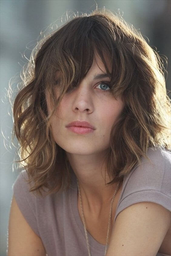 coiffage pour cheveux courts ondulés et bouclés