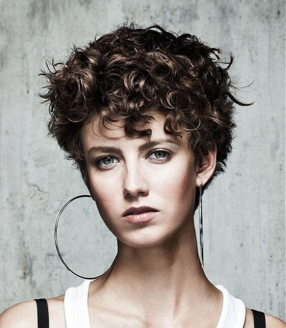 coiffage pour cheveux courts ondulés et bouclés