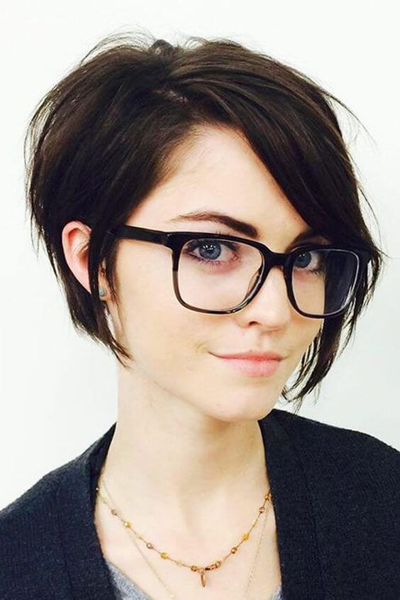 coiffage pour cheveux courts avec une frange