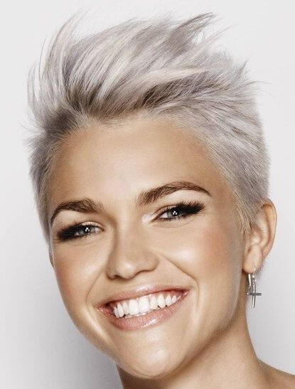 coiffage pour cheveux courts avec une frange