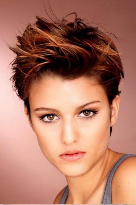 coiffage pour cheveux courts avec une frange