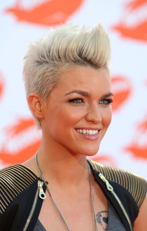 coiffage pour cheveux courts avec une frange