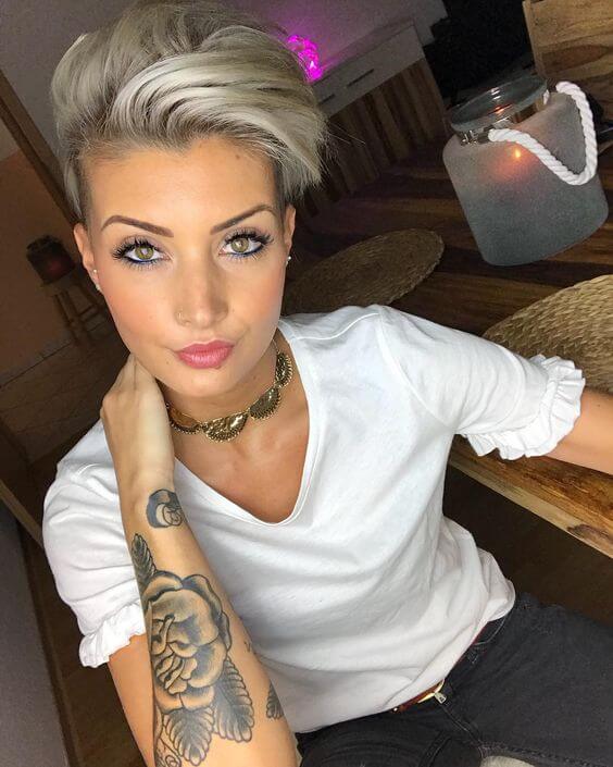 coiffage pour cheveux courts avec une frange