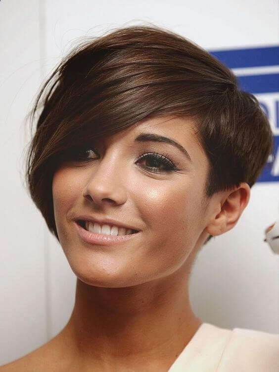 coiffage pour cheveux courts avec une frange