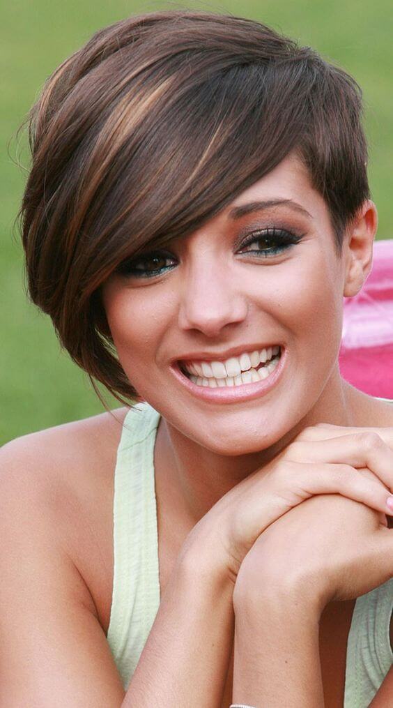 coiffage pour cheveux courts avec une frange