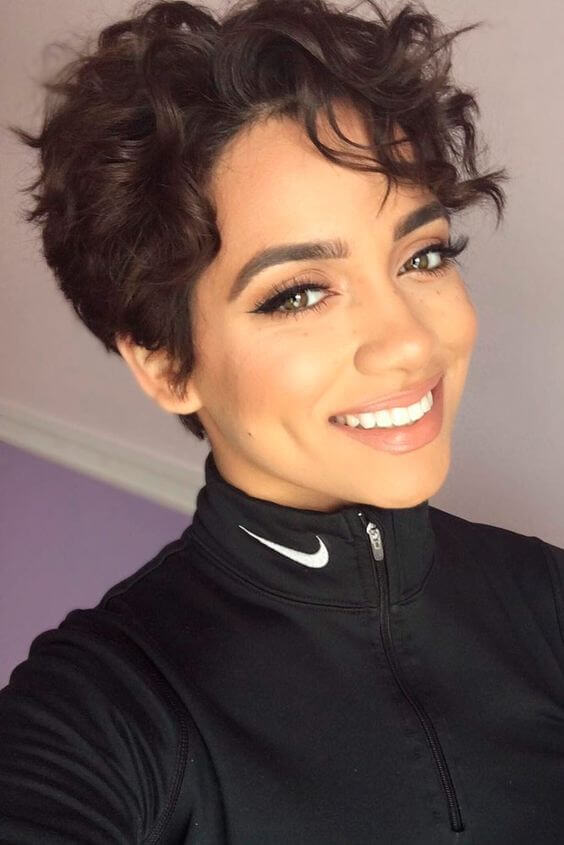 coiffage pour cheveux courts avec une frange