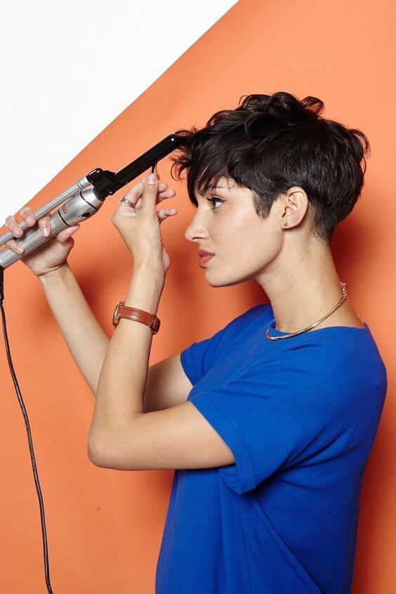 coiffage pour cheveux courts avec une frange