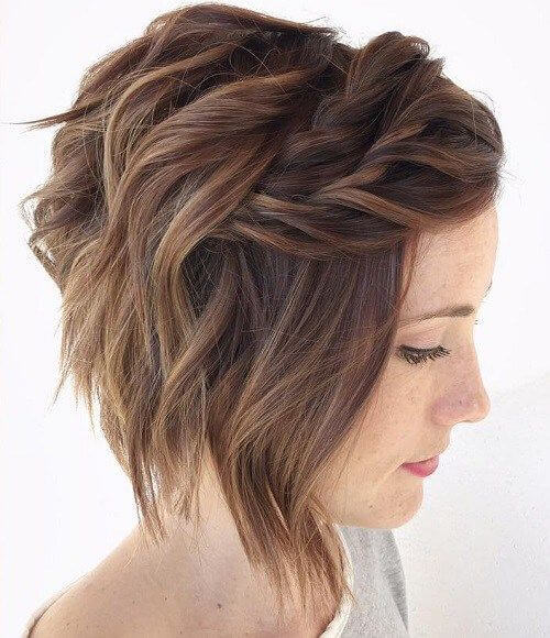 coiffage pour cheveux courts avec une frange