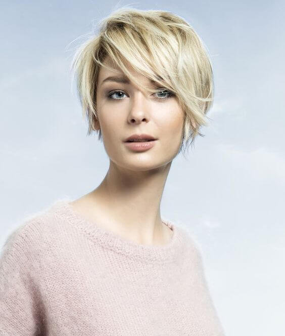 coiffage pour cheveux courts avec une frange
