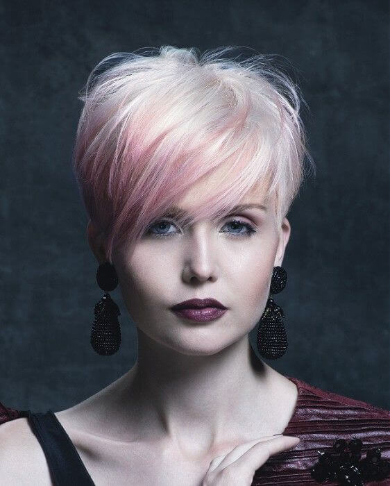 coiffage pour cheveux courts avec une frange