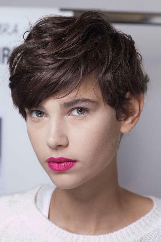 coiffage pour cheveux courts avec une frange