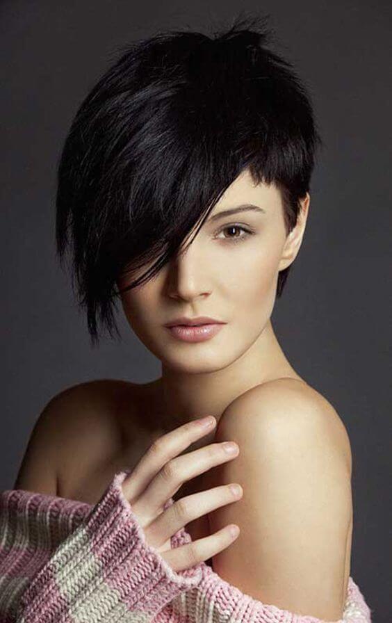 coiffage pour cheveux courts avec une frange