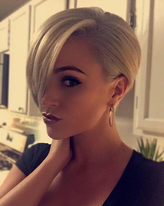 coiffage pour cheveux courts avec une frange