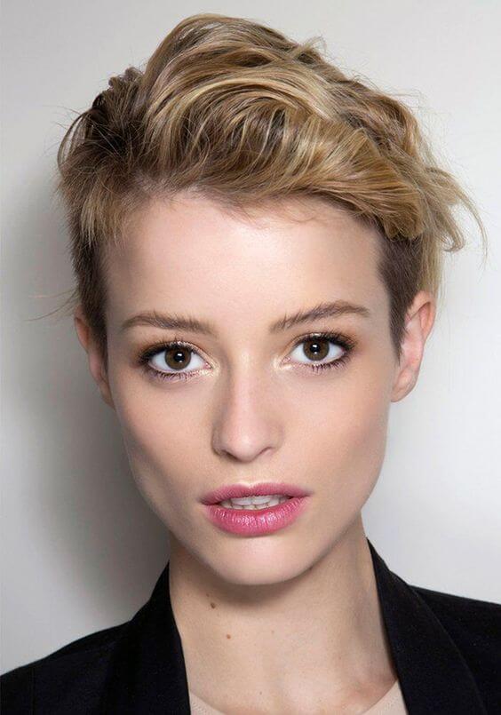 coiffage pour cheveux courts avec une frange
