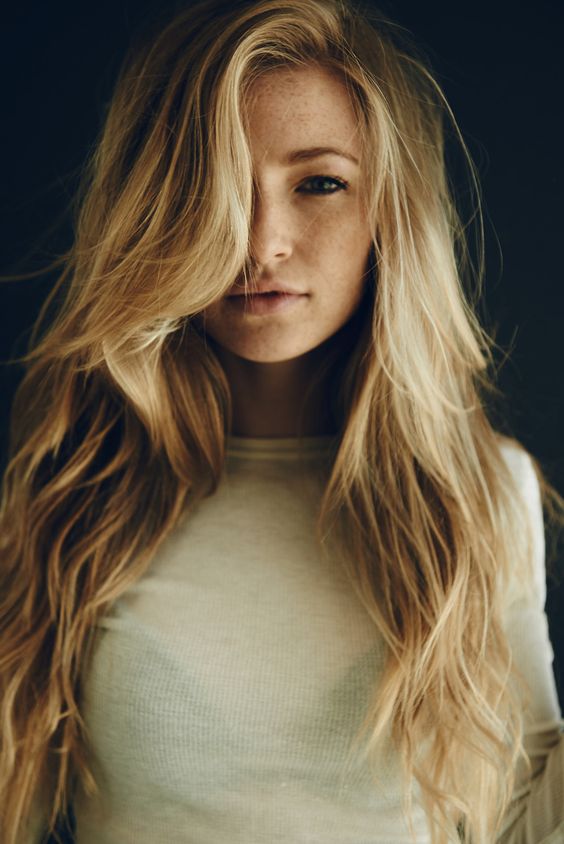Coiffures femmes pour cheveux longs pour un visage rond