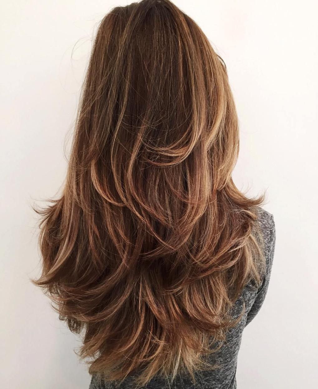 Coiffures femmes pour cheveux longs pour un visage rond
